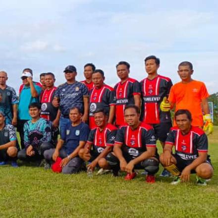 PAMBAKAL GUNUNG ULIN BERSAMA APDESI SAMBUT BUPATI BANJAR DALAM LAGA PERSAHABATAN SEPAK BOLA